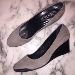 TODS Greige Suede Driving Loafer Wedges 40